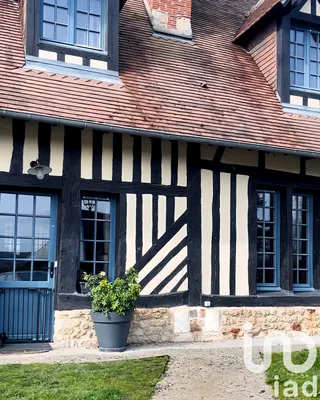 Salon; parquet, lumière naturelle, style moderne, hauteur sous plafond