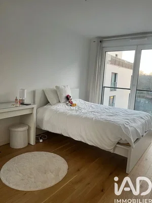 Obývačka; drevená podlaha, prirodzené svetlo, moderný štýl, vysoké stropy