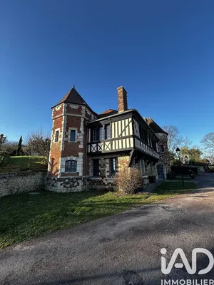 Salon; parquet, lumière naturelle, style moderne, hauteur sous plafond