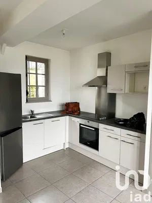 Oturma odası; ahşap zemin, doğal ışık, modern stil, yüksek tavan