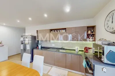 Oturma odası; ahşap zemin, doğal ışık, modern stil, yüksek tavan