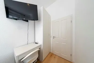 Σαλόνι; ξύλινο πάτωμα, φυσικό φως, μοντέρνο στυλ, ψηλά ταβάνια