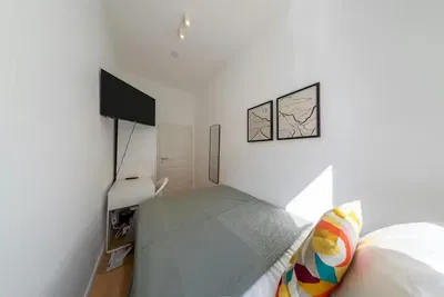 Σαλόνι; ξύλινο πάτωμα, φυσικό φως, μοντέρνο στυλ, ψηλά ταβάνια