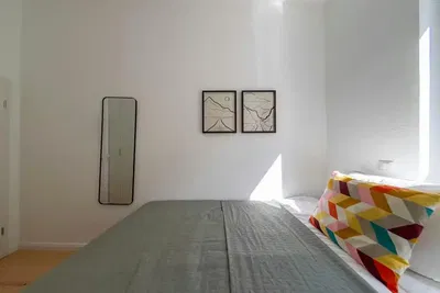 Salón; suelo de madera, luz natural, estilo moderno, techos altos