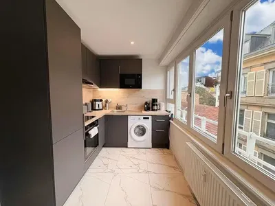 Living room; wood floor, natural light, modern style, high ceiling