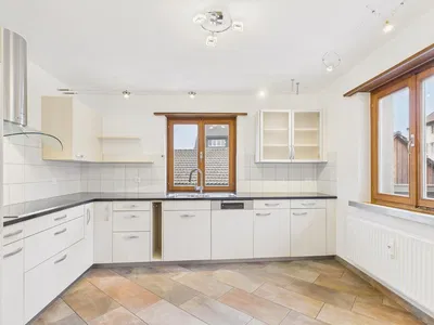 Kuchnia; sprzęt kuchenny, podłoga drewniana, światło dzienne, styl nowoczesny, wyremontowany