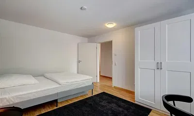 Obývačka; drevená podlaha, prirodzené svetlo, moderný štýl, vysoké stropy