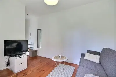 Oturma odası; ahşap zemin, doğal ışık, modern stil, yüksek tavan