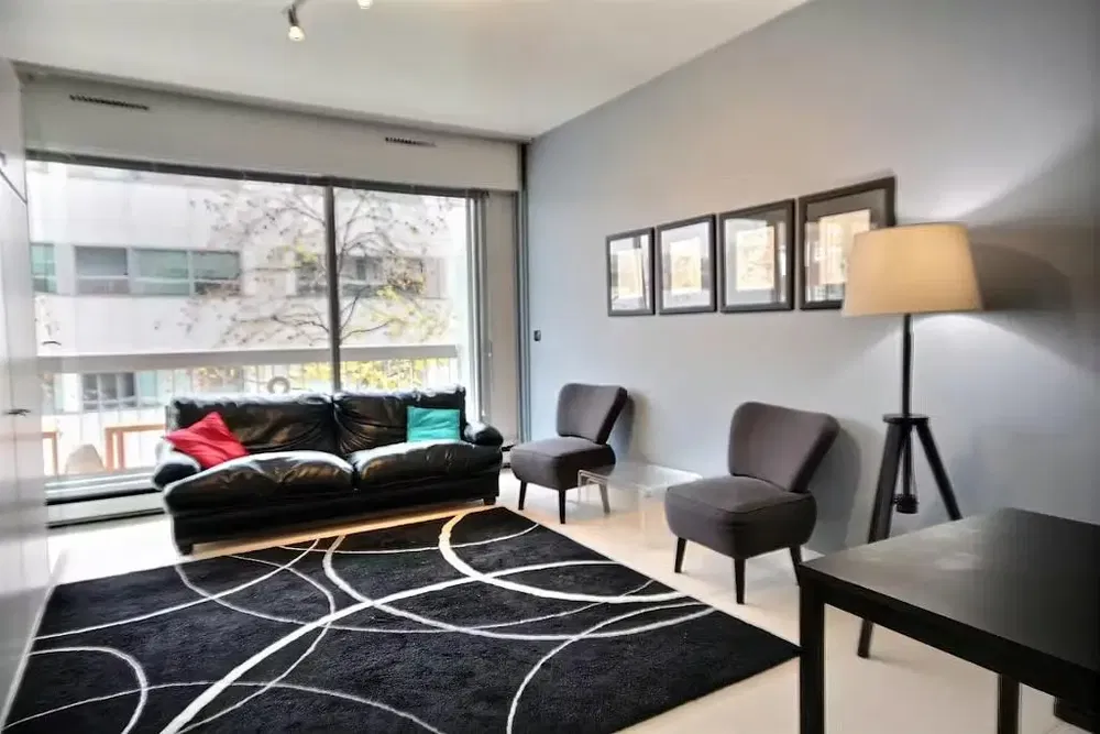 Woonkamer; houten vloer, natuurlijk licht, moderne stijl, hoge plafonds