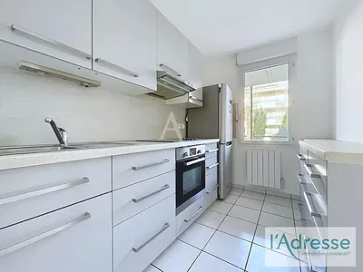 Dnevni boravak; drveni pod, prirodna svjetlost, moderan stil, visoki stropovi