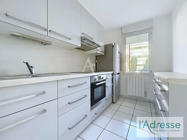 Woonkamer; houten vloer, natuurlijk licht, moderne stijl, hoge plafonds