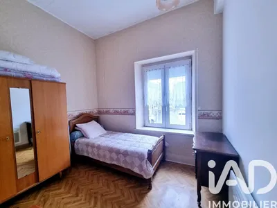 Woonkamer; houten vloer, natuurlijk licht, moderne stijl, hoge plafonds