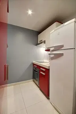 Keuken; keukenapparatuur, houten vloer, natuurlijk licht, moderne stijl, gerenoveerd