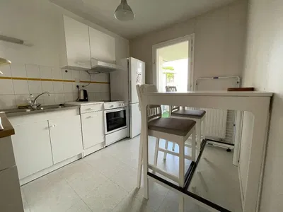 Woonkamer; houten vloer, natuurlijk licht, moderne stijl, hoge plafonds