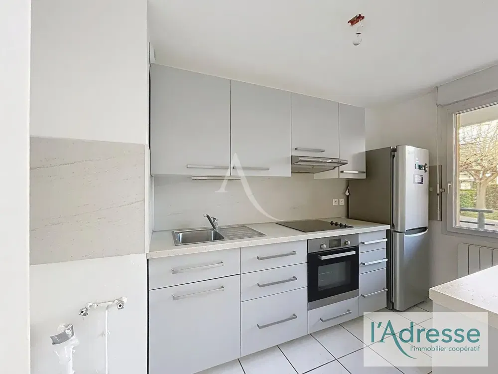 Woonkamer; houten vloer, natuurlijk licht, moderne stijl, hoge plafonds