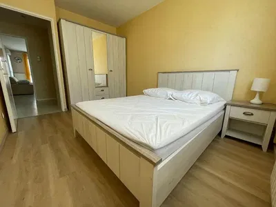 Woonkamer; houten vloer, natuurlijk licht, moderne stijl, hoge plafonds