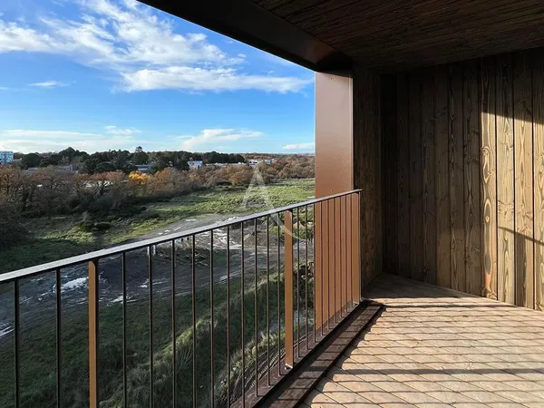 Cucina; elettrodomestici, pavimento in legno, luce naturale, stile moderno, ristrutturato