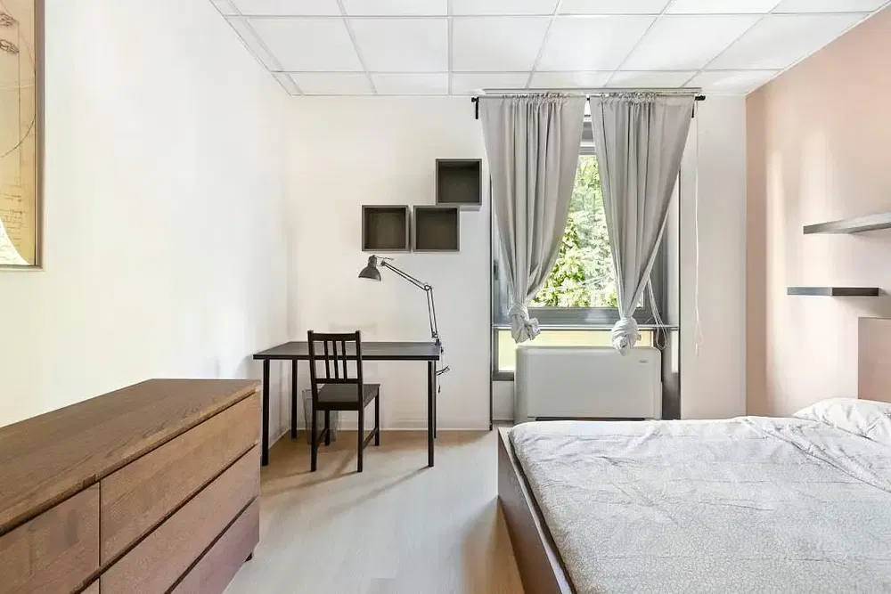 Wohnzimmer; holzboden, tageslicht, moderner stil, hohe decken