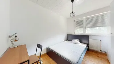 Salon; parquet, lumière naturelle, style moderne, hauteur sous plafond