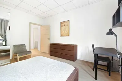 Wohnzimmer; holzboden, tageslicht, moderner stil, hohe decken