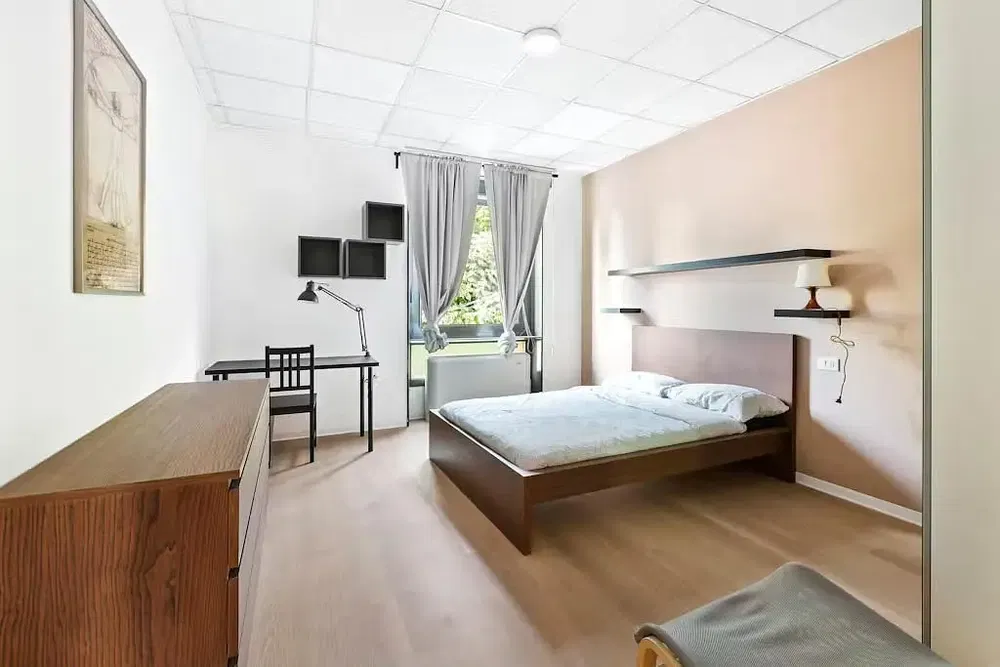 Wohnzimmer; holzboden, tageslicht, moderner stil, hohe decken