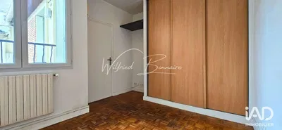 Σαλόνι; ξύλινο πάτωμα, φυσικό φως, μοντέρνο στυλ, ψηλά ταβάνια