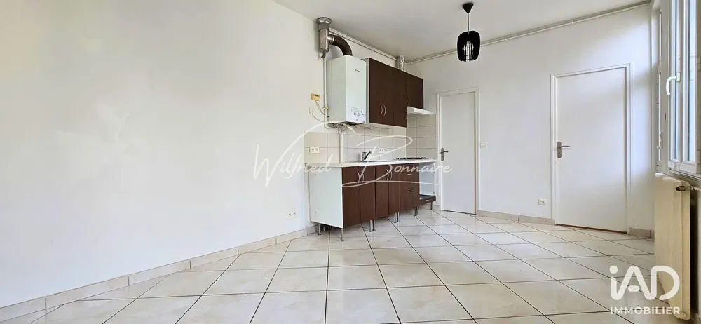 Σαλόνι; ξύλινο πάτωμα, φυσικό φως, μοντέρνο στυλ, ψηλά ταβάνια