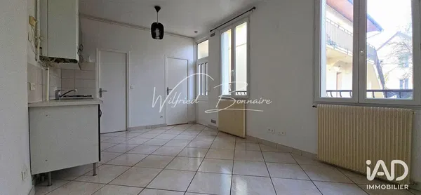 Living room; wood floor, natural light, modern style, high ceiling