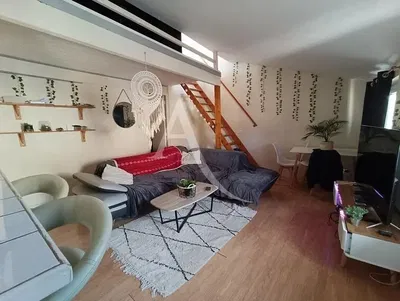 Σαλόνι; ξύλινο πάτωμα, φυσικό φως, μοντέρνο στυλ, ψηλά ταβάνια