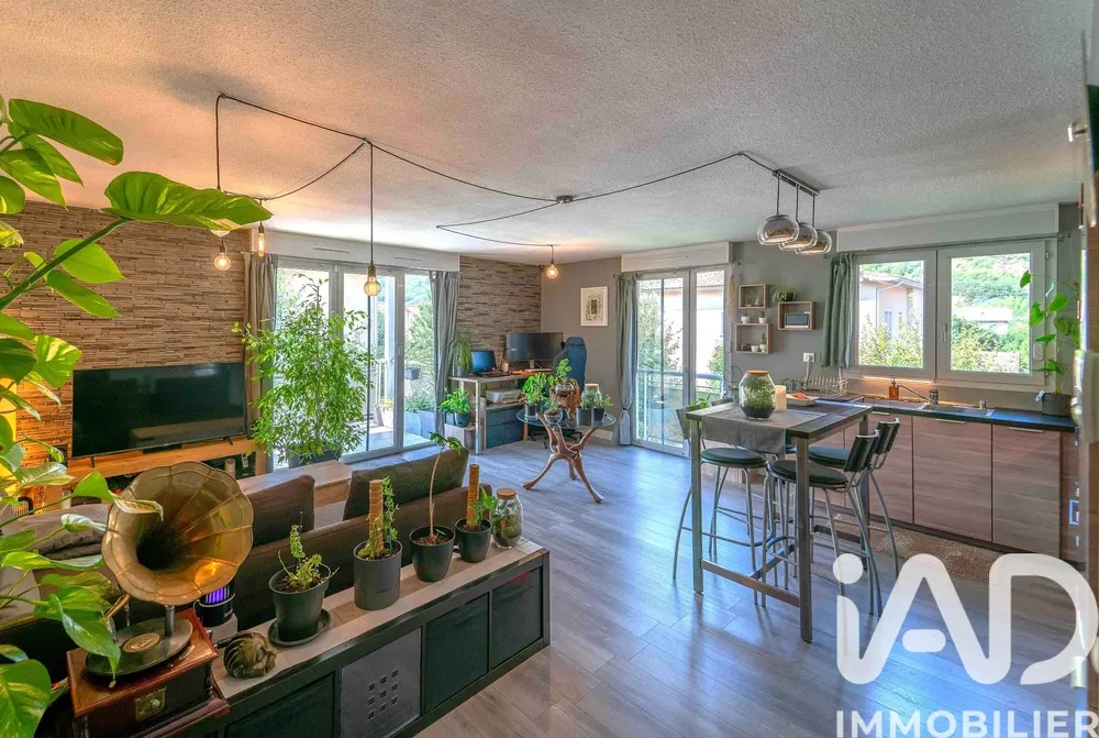 Σαλόνι; ξύλινο πάτωμα, φυσικό φως, μοντέρνο στυλ, ψηλά ταβάνια