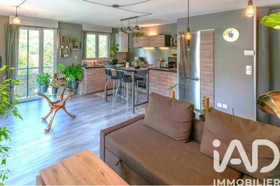 Σαλόνι; ξύλινο πάτωμα, φυσικό φως, μοντέρνο στυλ, ψηλά ταβάνια