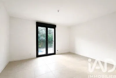 Κουζίνα; συσκευές κουζίνας, ξύλινο πάτωμα, φυσικό φως, μοντέρνο στυλ, ανακαινισμένο