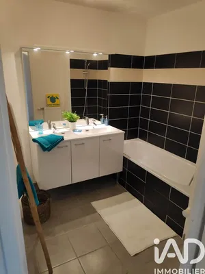 Obývací pokoj; dřevěná podlaha, přirozené světlo, moderní styl, vysoké stropy