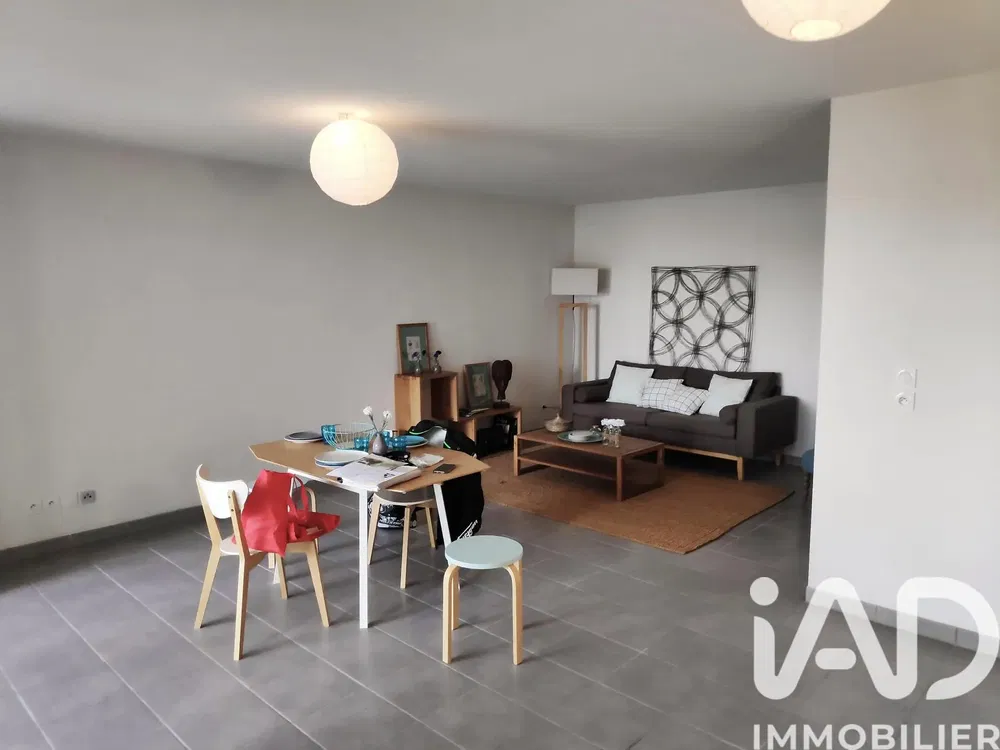 Σαλόνι; ξύλινο πάτωμα, φυσικό φως, μοντέρνο στυλ, ψηλά ταβάνια