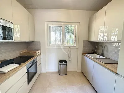 Σαλόνι; ξύλινο πάτωμα, φυσικό φως, μοντέρνο στυλ, ψηλά ταβάνια