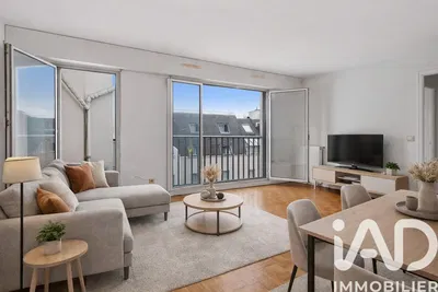 Living room; wood floor, natural light, modern style, high ceiling