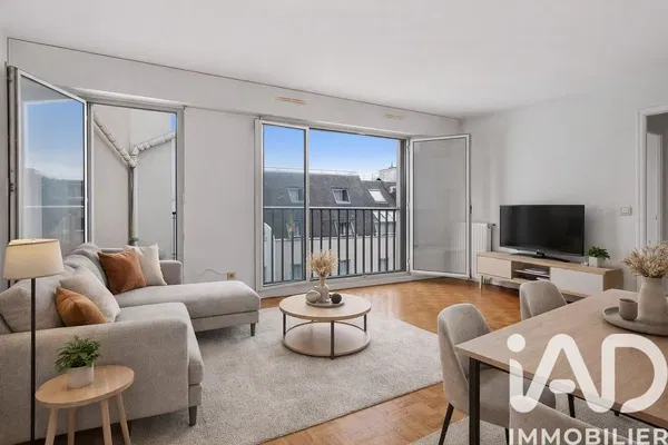 Soggiorno; pavimento in legno, luce naturale, stile moderno, soffitti alti