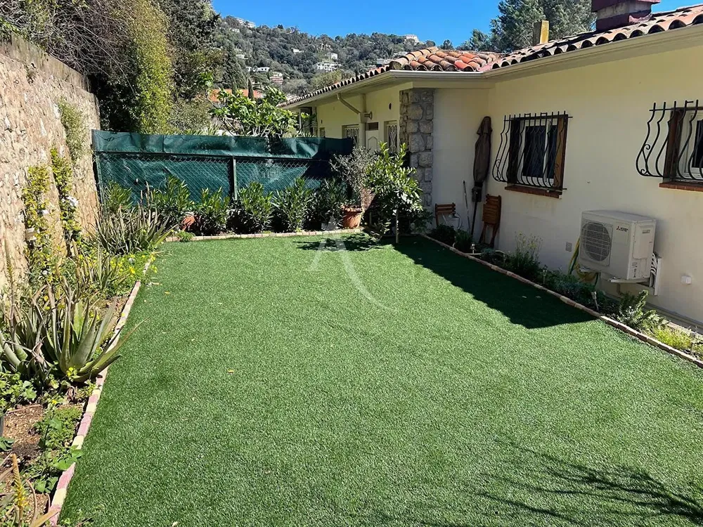 Σαλόνι; ξύλινο πάτωμα, φυσικό φως, μοντέρνο στυλ, ψηλά ταβάνια