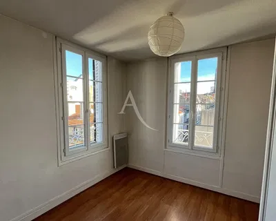 Κουζίνα; συσκευές κουζίνας, ξύλινο πάτωμα, φυσικό φως, μοντέρνο στυλ, ανακαινισμένο