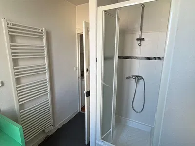 Σαλόνι; ξύλινο πάτωμα, φυσικό φως, μοντέρνο στυλ, ψηλά ταβάνια