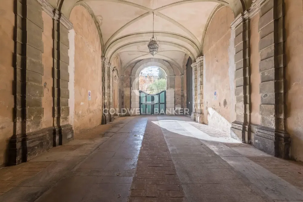 Oturma odası; ahşap zemin, doğal ışık, modern stil, yüksek tavan