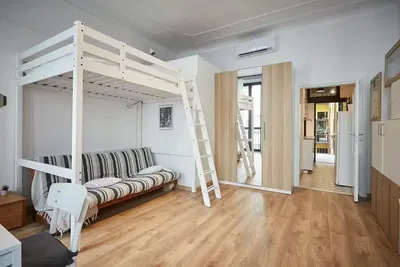 Salon; parquet, lumière naturelle, style moderne, hauteur sous plafond