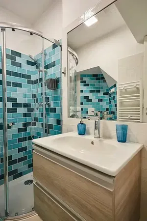 Salon; parquet, lumière naturelle, style moderne, hauteur sous plafond