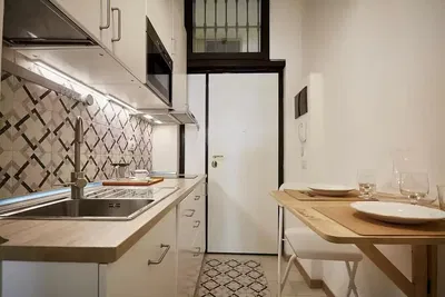 Wohnzimmer; holzboden, tageslicht, moderner stil, hohe decken