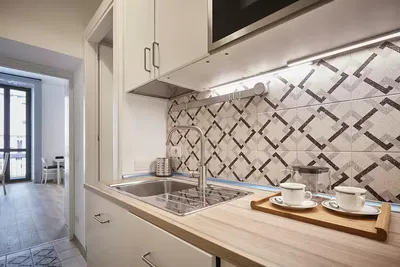 Salon; parquet, lumière naturelle, style moderne, hauteur sous plafond