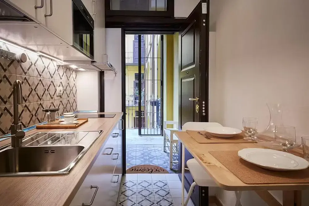 Salon; parquet, lumière naturelle, style moderne, hauteur sous plafond