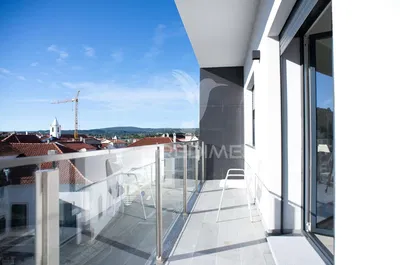 Wohnzimmer; holzboden, tageslicht, moderner stil, hohe decken