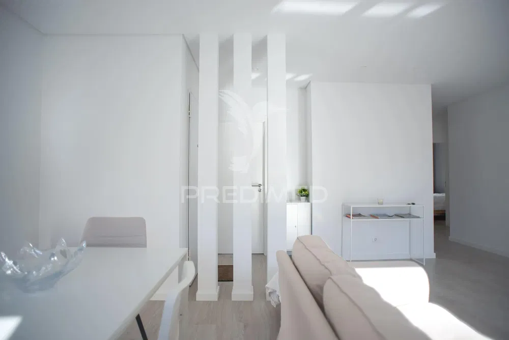 Wohnzimmer; holzboden, tageslicht, moderner stil, hohe decken