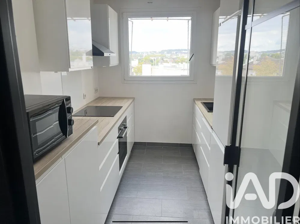 Σαλόνι; ξύλινο πάτωμα, φυσικό φως, μοντέρνο στυλ, ψηλά ταβάνια