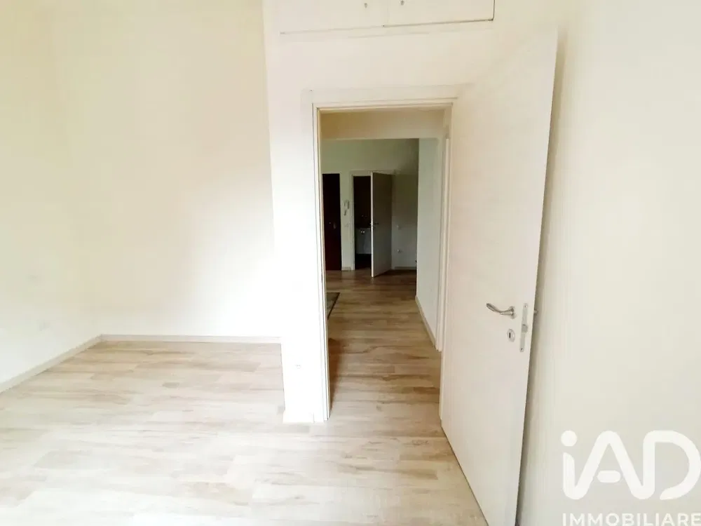 Obývací pokoj; dřevěná podlaha, přirozené světlo, moderní styl, vysoké stropy